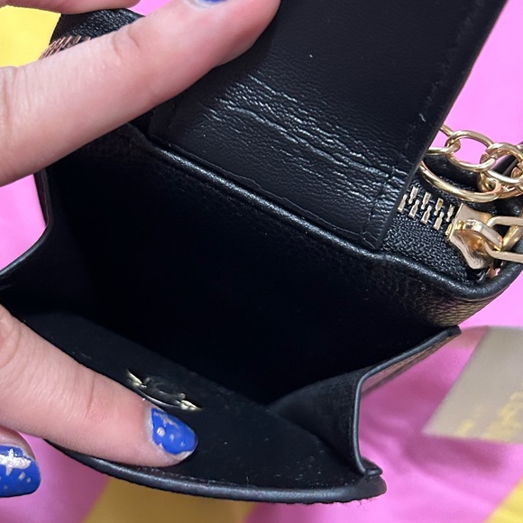 FREE IN BUNDLE! NWT Vegan Leather Bee Vertical Clutch - Picture 2 of 6